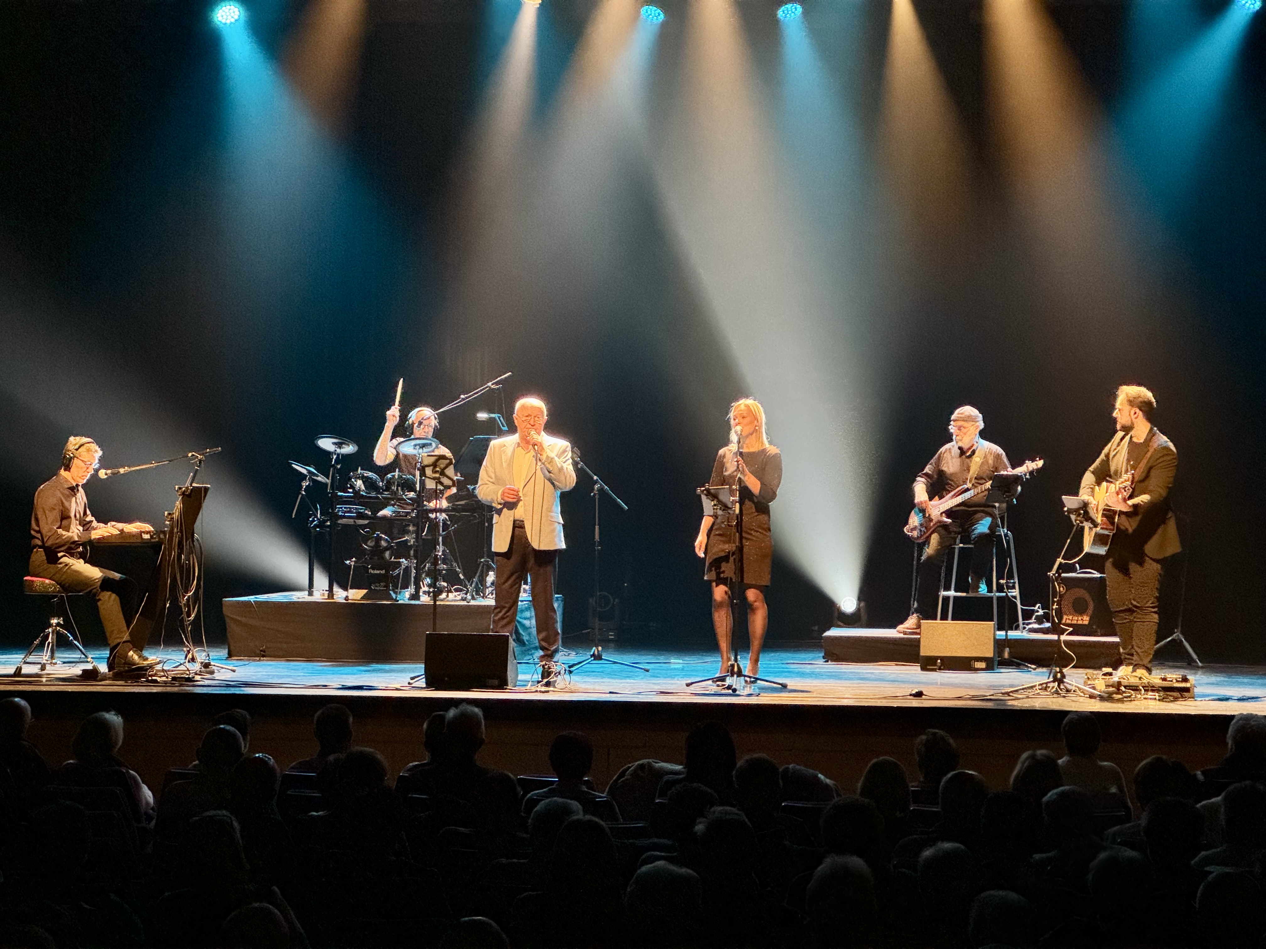 The Cast live in CC Den Blank